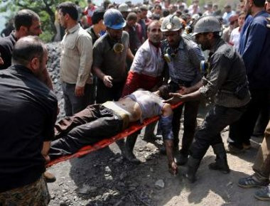 Τουλάχιστον 35 άνθρωποι έχασαν τη ζωή τους από την έκρηξη σε ορυχείο στο Ιράν (φωτό)